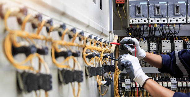 Professional Electrician technician working in Potosi, TX